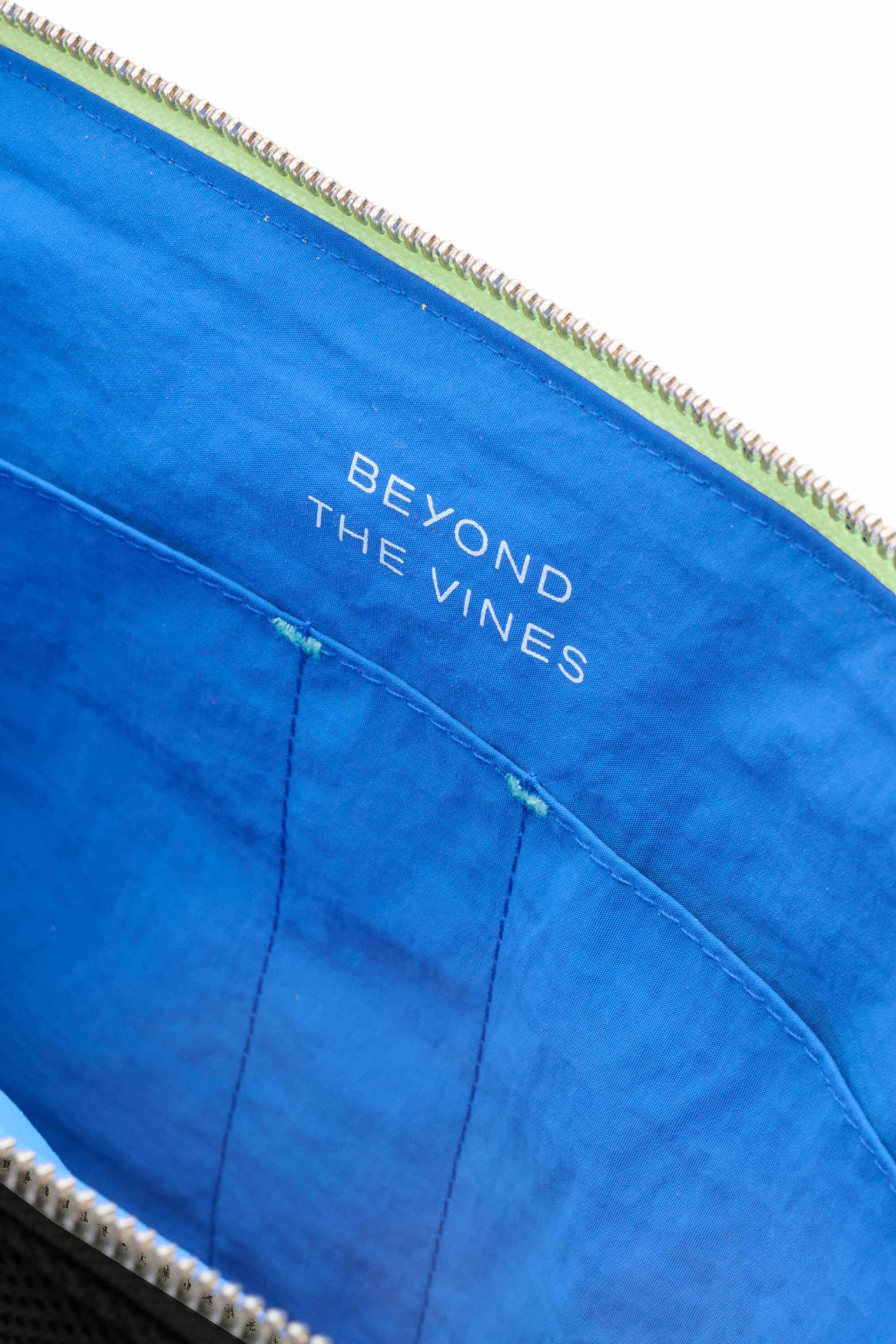 メッシュプーフィーラップトップスリーブ | Beyond The Vines – Beyond